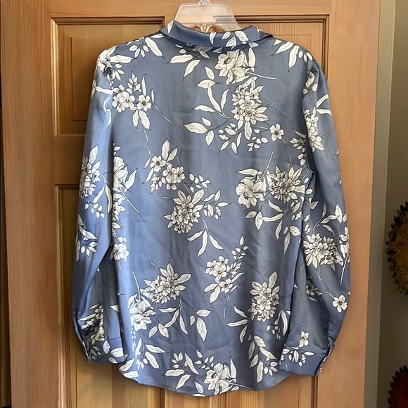 Vince Camuto Blue Floral Blouse NWOT - Picture 3 of 3